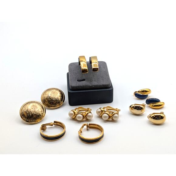 Lot of Six Pair Unsigned Vintage Gold Tone Clip On Earrings - Picture 9 of 9